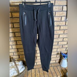 Black joggers‎
